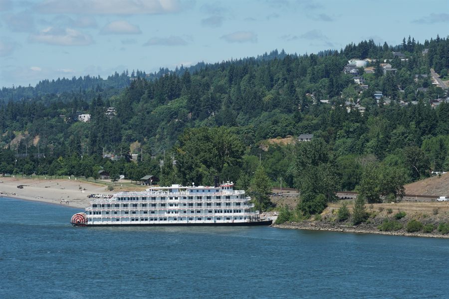 Sternwheel riverboat on the Columbia River